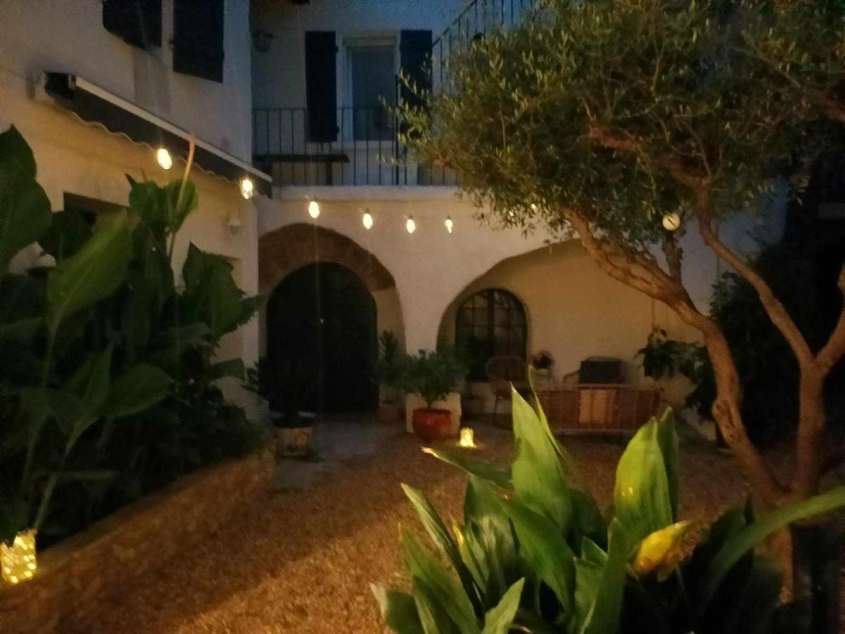 Bed and Breakfast La Cachette Aigues-Vives  Exterior foto
