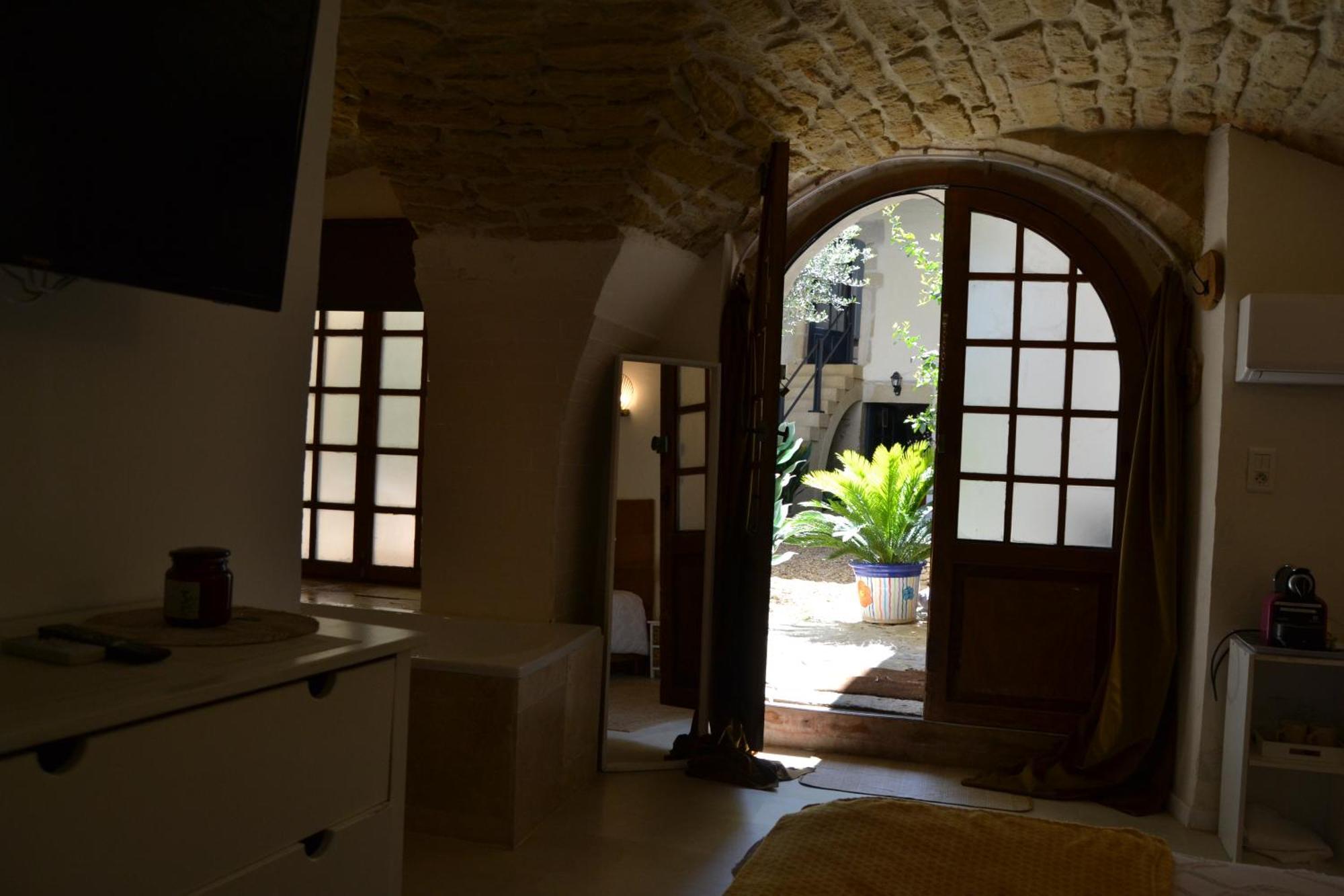 Bed and Breakfast La Cachette Aigues-Vives  Exterior foto